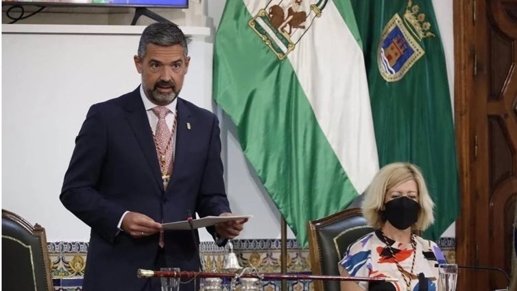 El alcalde de Rota, citado de nuevo a declarar como investigado por desprecintar una caseta de feria