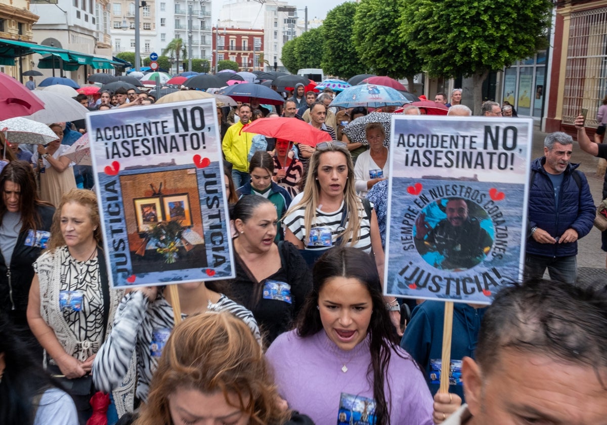 Concentración por los guardias civiles asesinados en Barbate.