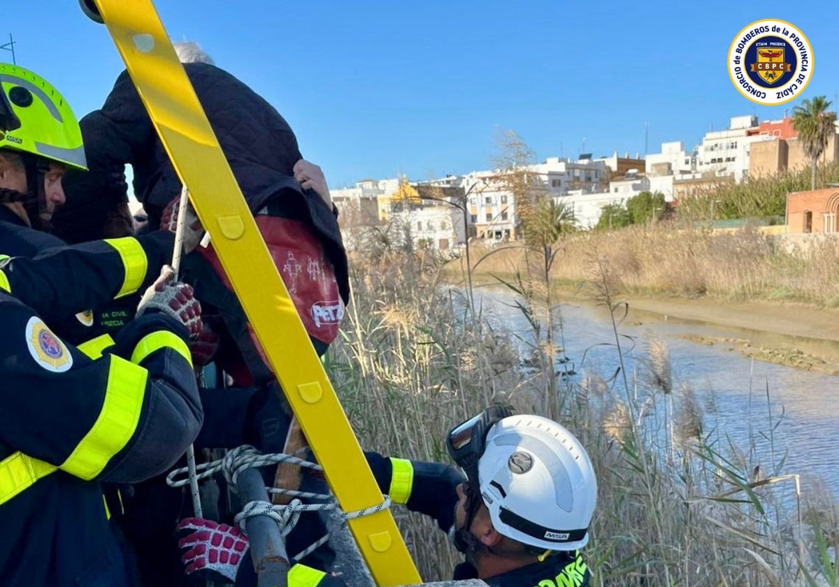 Imagen del rescate de bomberos en Chiclana