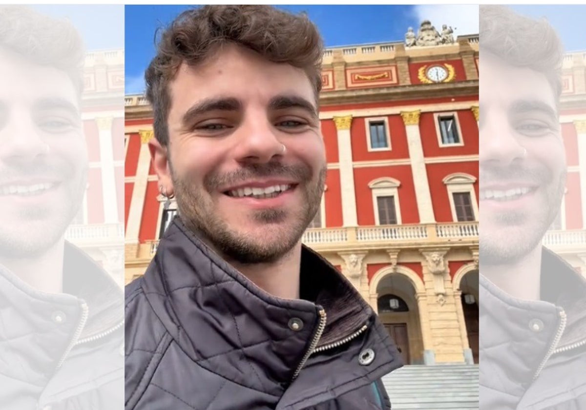 El influencer Romancito con el Ayuntamiento de San Fernando de fondo