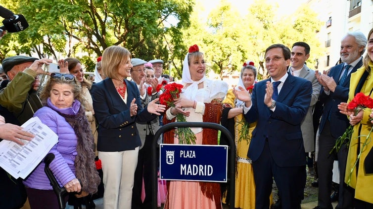 José Luis Martínez-Almeida baila en Jerez para reinaugurar la plaza Madrid