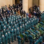 Imagen del funeral de uno de los agentes fallecidos con sus compañeros formando.