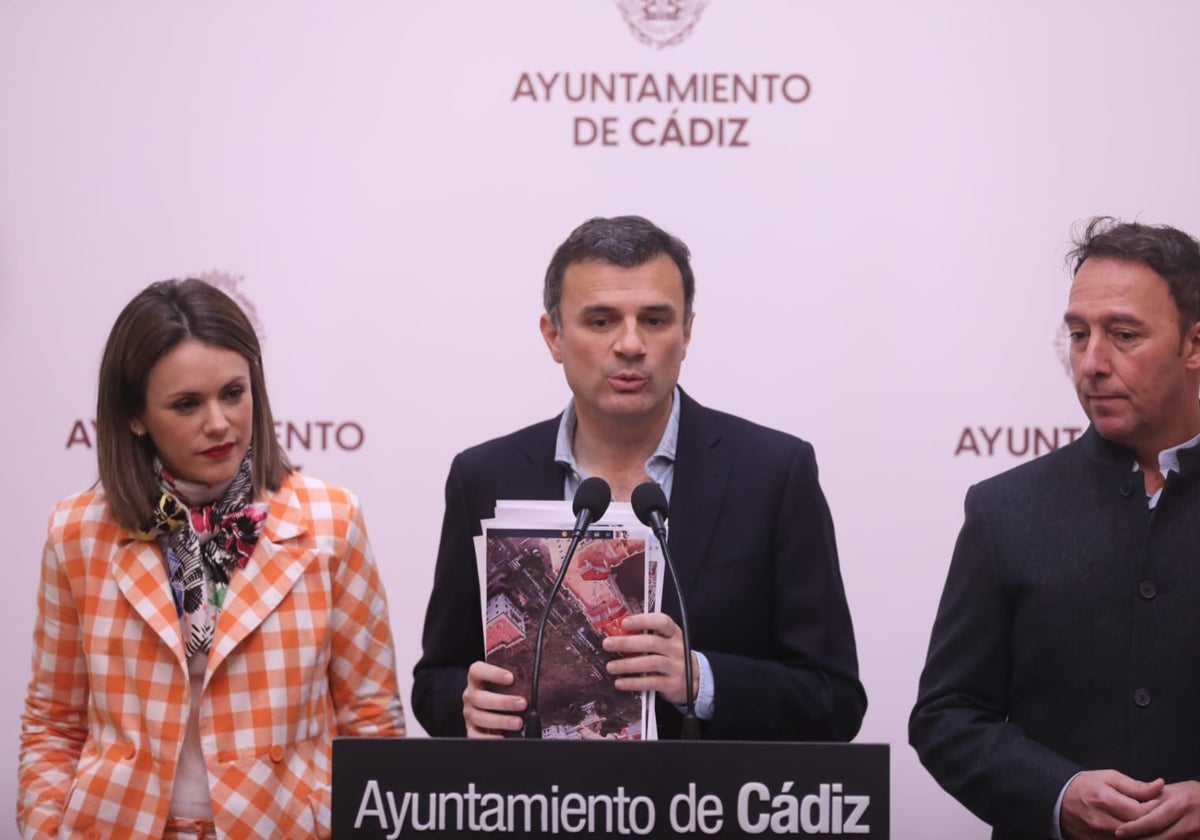 El alcalde, junto a sus tenientes de alcalde Beatriz Gandullo y José Manuel Cossi, este viernes en rueda de prensa.