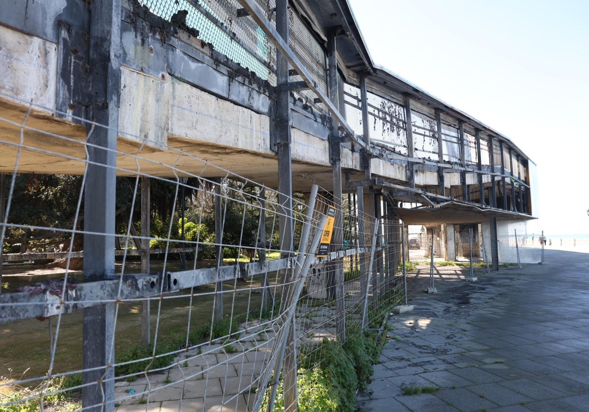 Pérgola-mirador de Santa Bárbara tras los incendios que sufrió en 2020 y 2021.