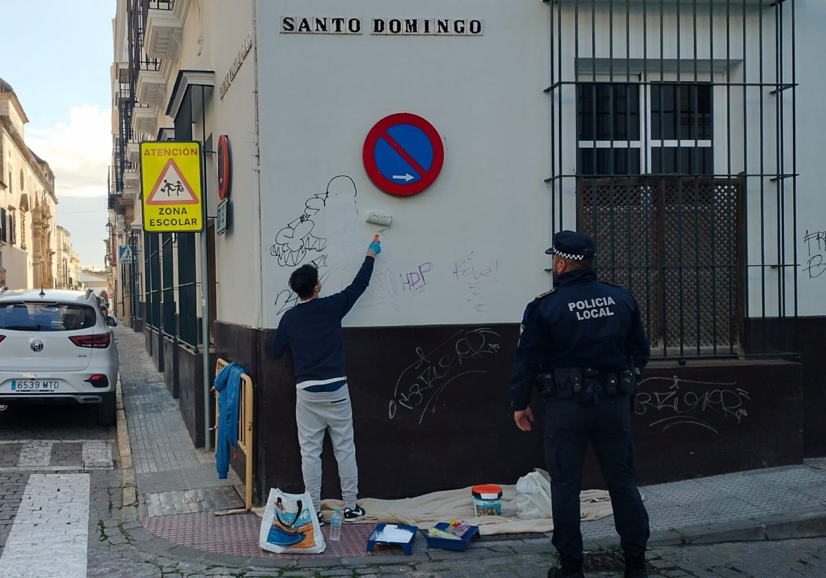 El grafitero pinta la pared que había dañado.