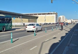 La avenida de Astilleros recupera la delimitación del carril bici a la espera de la ansiada reurbanización