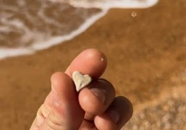 Así son las románticas piedras con forma de corazón que están escondidas en La Caleta de Cádiz: «Si encuentras una de estas...»