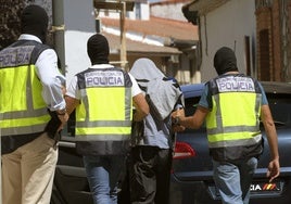 Un guardia civil, detenido por dejar pasar droga a una red de narcos de Ceuta