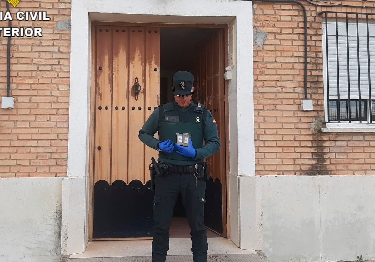 Menudeo de droga cerca de un instituto: La Guardia Civil detiene a un vendedor en Alcalá del Valle