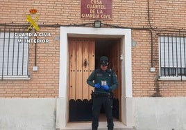 Menudeo de droga cerca de un instituto: La Guardia Civil detiene a un vendedor en Alcalá del Valle