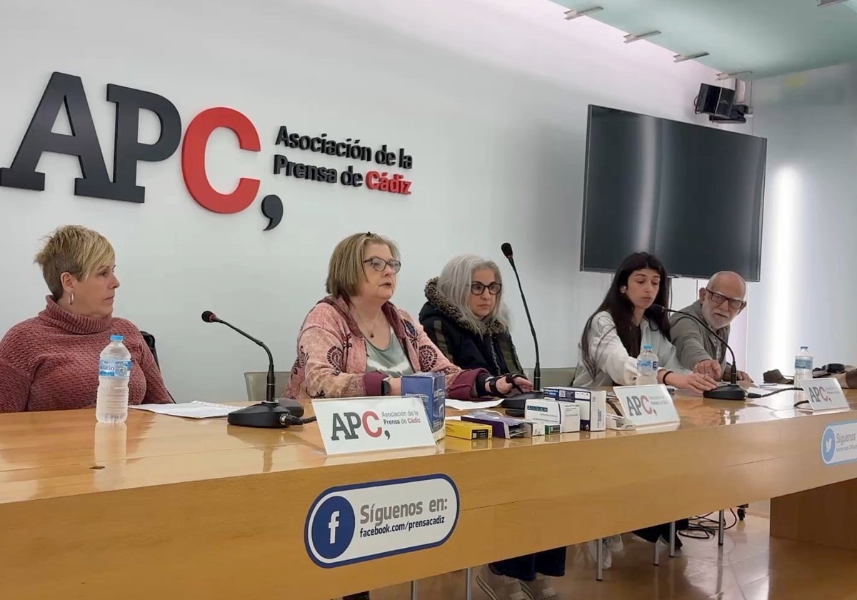 Las trabajadoras afectadas junto a Marina Escobar y Pepe Martínez