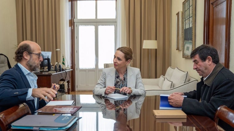 La presidenta de la Diputación de Cádiz, Almudena Martínez, ha mantenido en el Palacio Provincial un encuentro con representantes de la Fundación del Toro de Lidia.