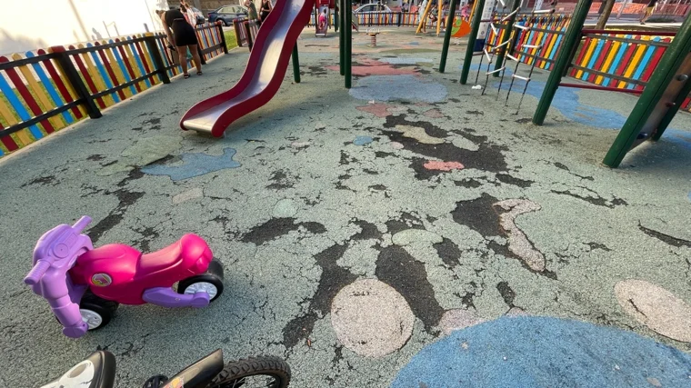 Suelo de caucho de un parque infantil de Cádiz