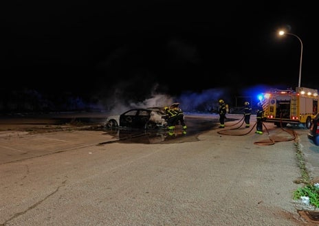 Imagen secundaria 1 - Violenta pelea a palos entre dos bandas en Sanlúcar con coches destrozados y calcinados