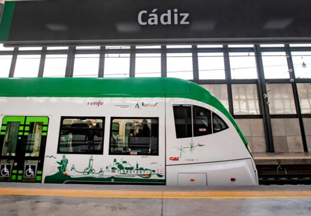 El Trambahía en la estación de Cádiz