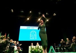 Vídeo: Laura Gallego interpreta 'Punto de Partida' en la entrega de las Banderas de Andalucía de Cádiz 2025