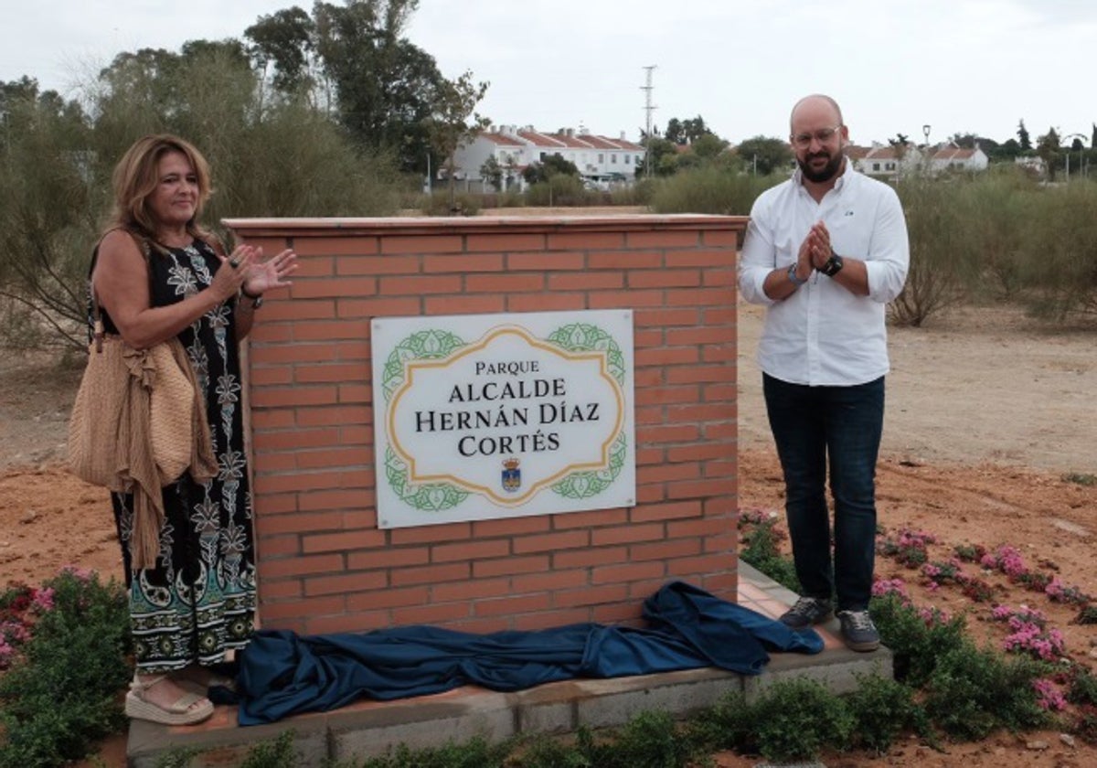 Germán Beardo y María del Carmen Díaz Cantos, hija de Hernán, en la inauguración del parque dedicado al exalcalde.