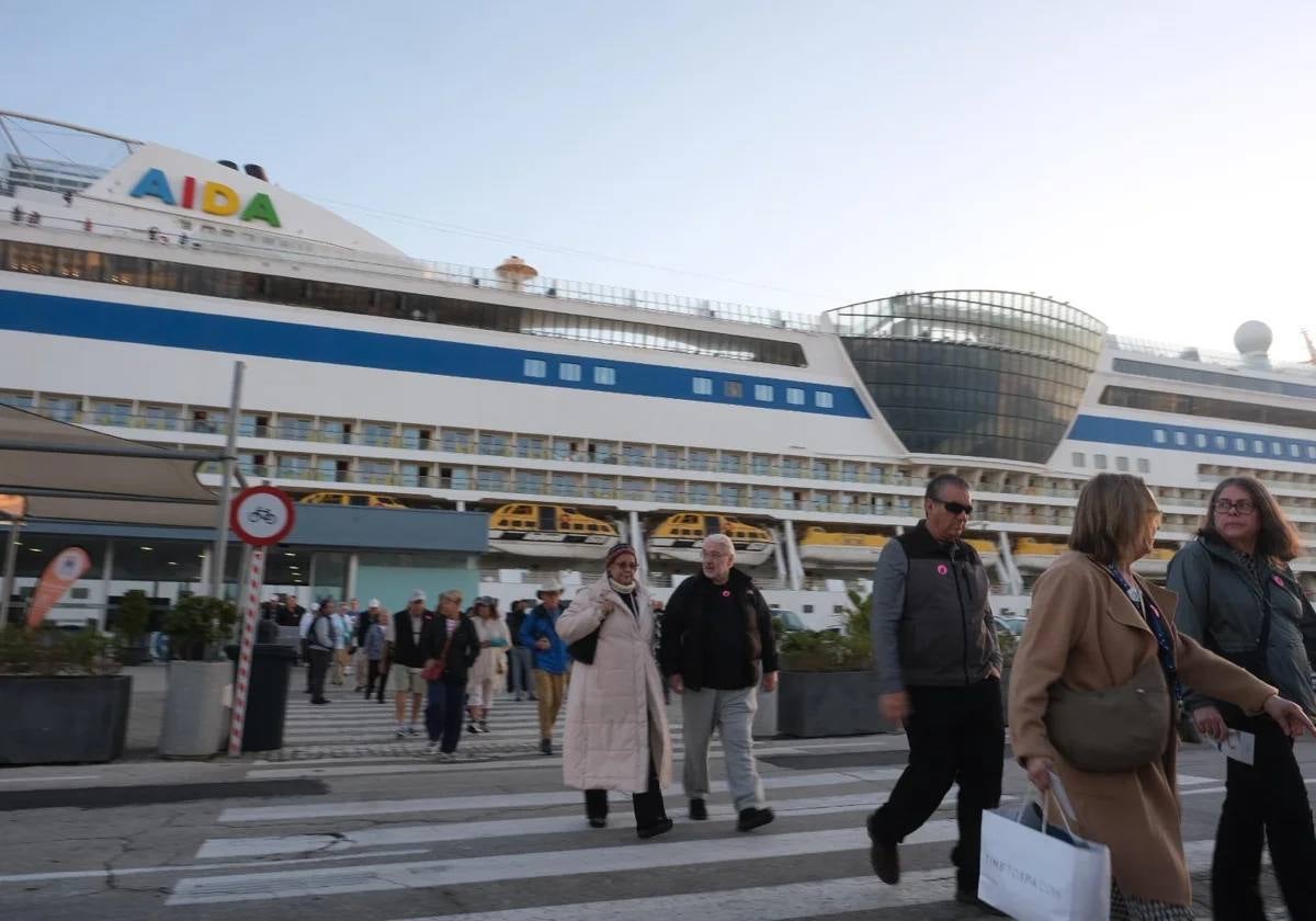 Cruceristas desembarcan en la ciudad de Cádiz