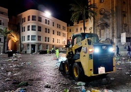 Un total de 77.780 kilos de basura recogidos en Cádiz durante noche del sábado de Carnaval