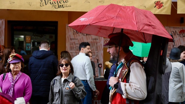 Las fuertes lluvias amenazan con deslucir el lunes de Carnaval en Cádiz