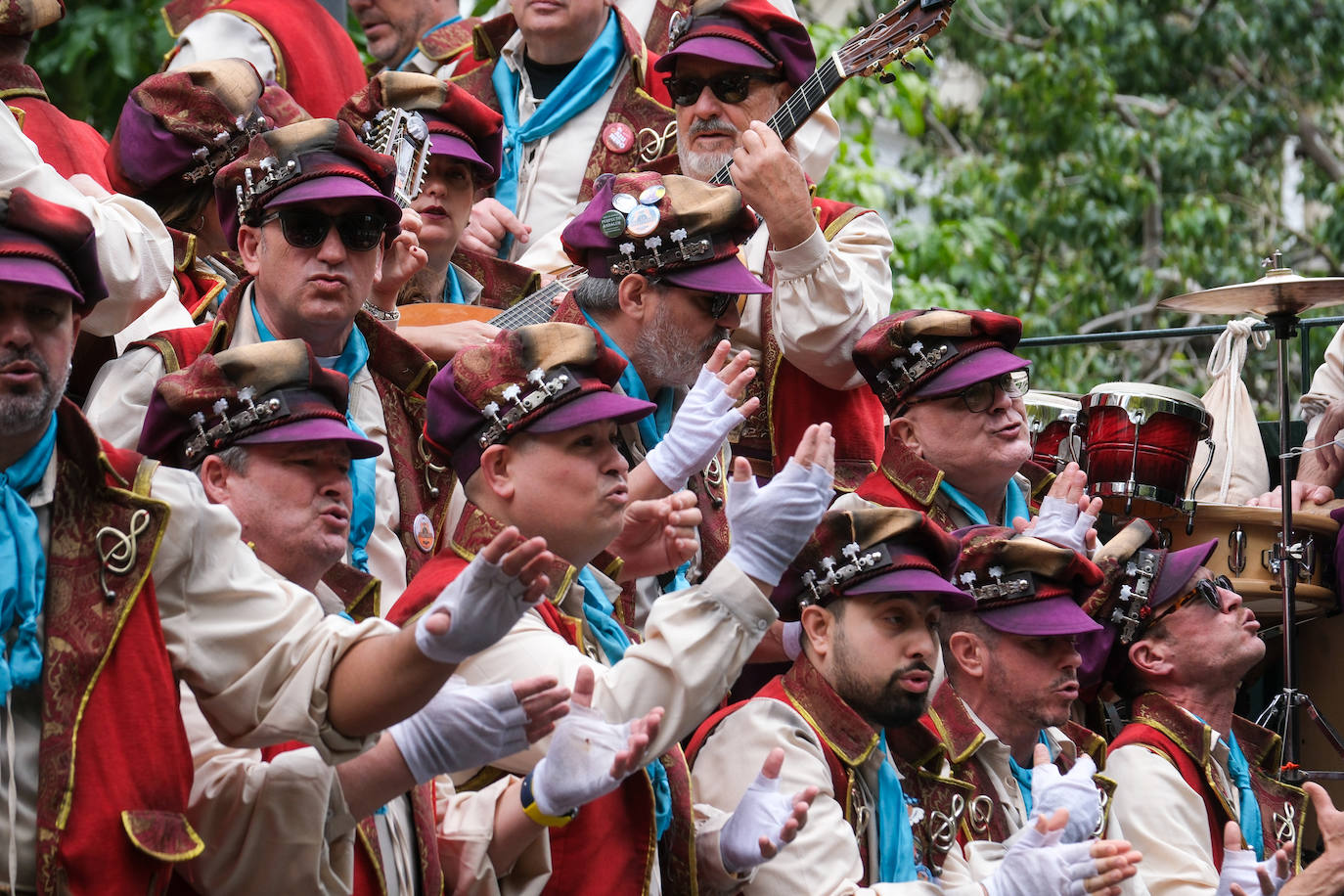 Fotos: Cádiz celebra el lunes de Carnaval con un ojo en el cielo