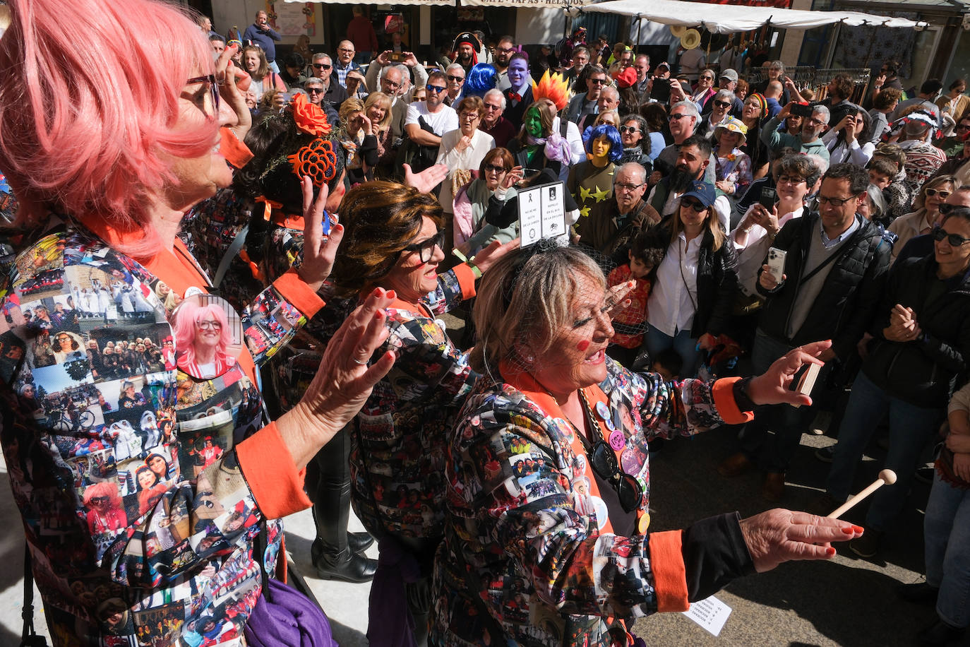 Fotos: Cádiz celebra el lunes de Carnaval con un ojo en el cielo