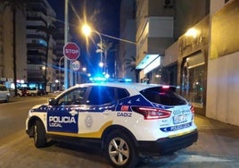 Una pareja, detenida tras sufrir un accidente de tráfico y emprenderla a puñetazos contra los policías