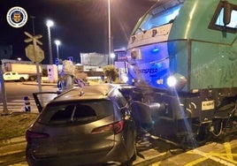 Un tren de mercancías arrolla a un coche enganchado a las vías en Algeciras