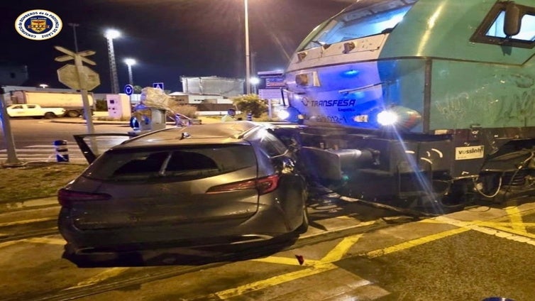 Un tren de mercancías arrolla a un coche enganchado a las vías en Algeciras