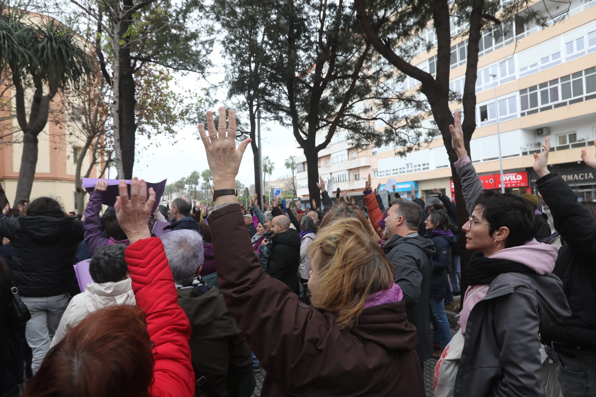 Fotos: A las mujeres de Cádiz les va la marcha... pasos sólo hacia adelante durante este 8-M