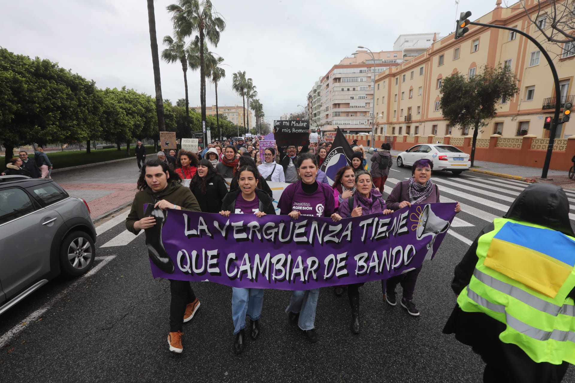 Fotos: A las mujeres de Cádiz les va la marcha... pasos sólo hacia adelante durante este 8-M