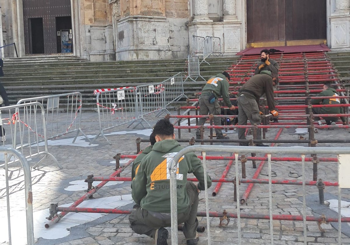 Imagen de la instalación de la rampa este lunes en Cádiz