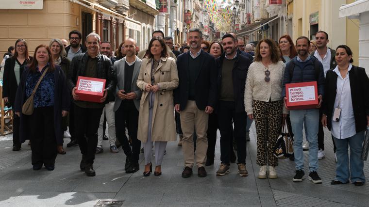 Javier Ruiz Arana entrega sus avales en la sede provincial del PSOE en Cádiz