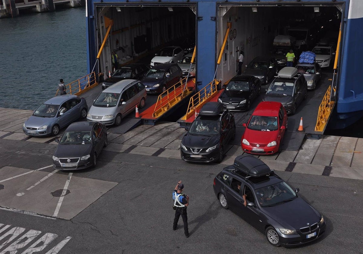 Numerosos vehículos salen del ferry para cruzar la frontera en el puerto de Algeciras