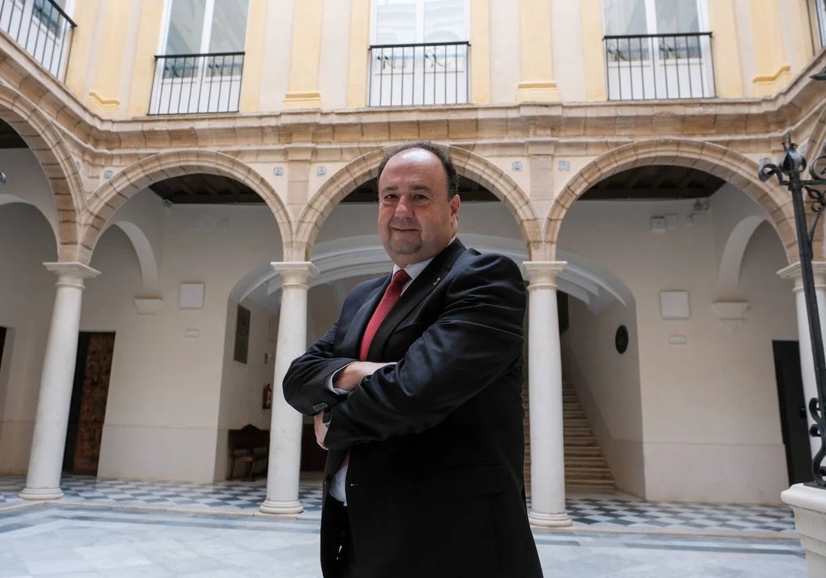 El rector de la Universidad de Cádiz, Casimiro Mantell