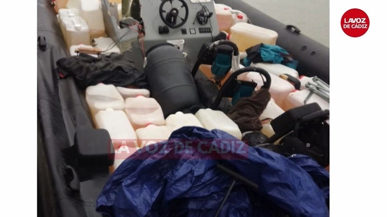 La narcolancha arrollada por otra en el Guadalquivir llevaba decenas de petacas de gasolina