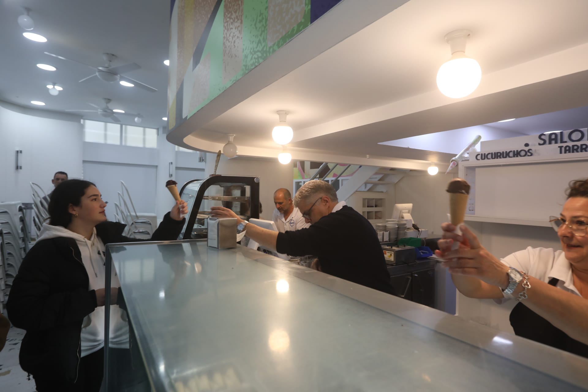 Colas y topolinos gratis: la tradición gaditana de Los Italianos resiste viento y lluvia