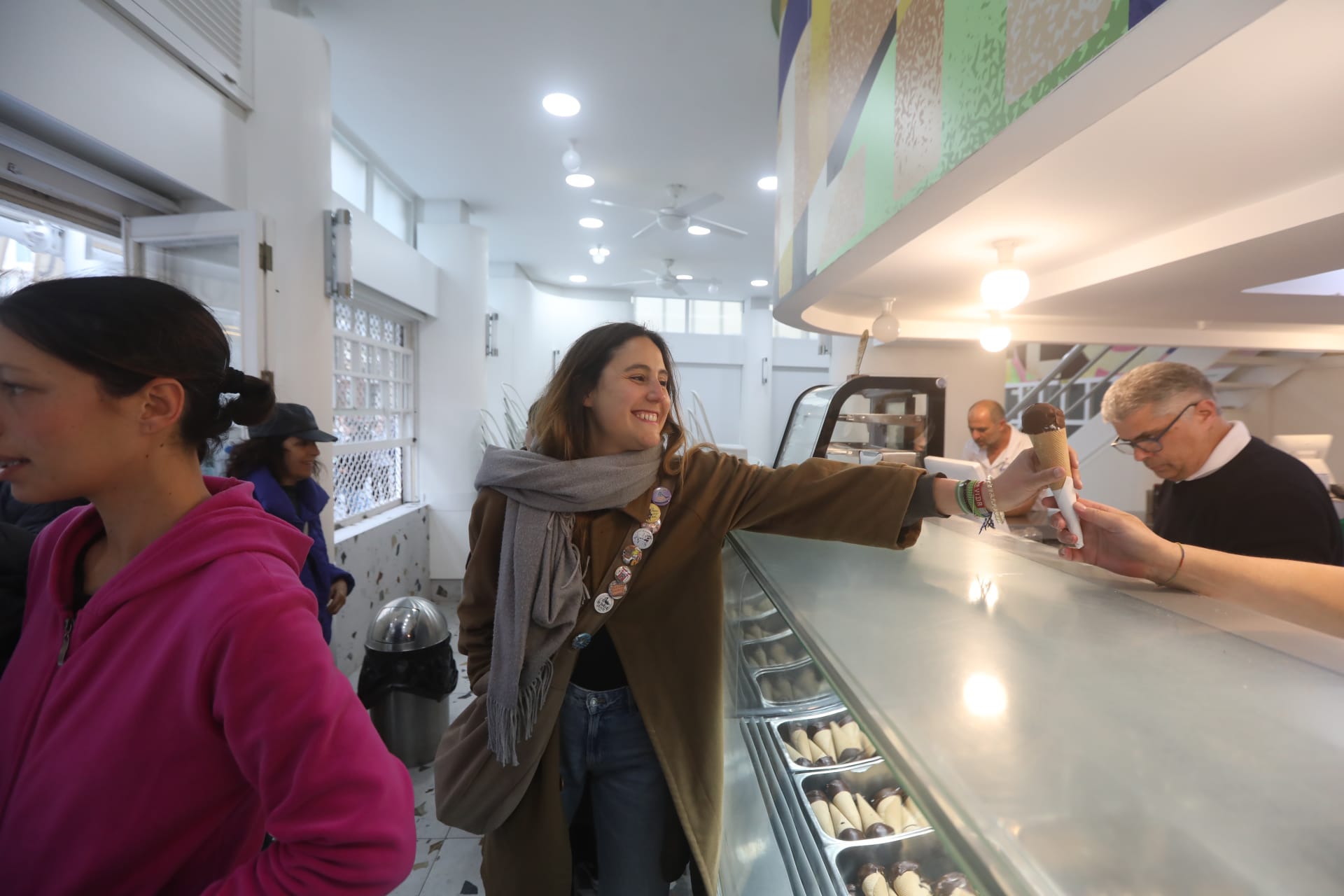 Colas y topolinos gratis: la tradición gaditana de Los Italianos resiste viento y lluvia