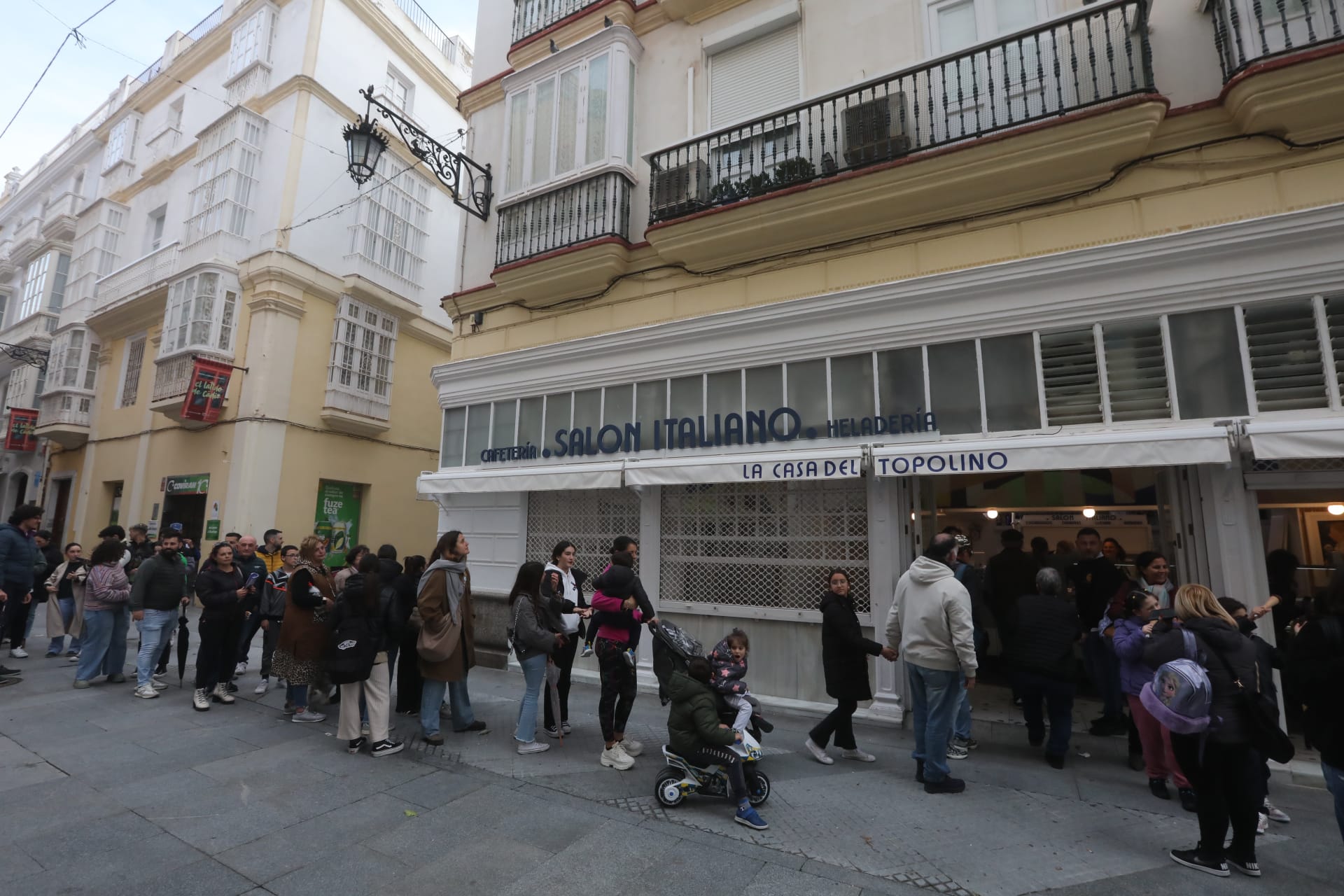 Colas y topolinos gratis: la tradición gaditana de Los Italianos resiste viento y lluvia