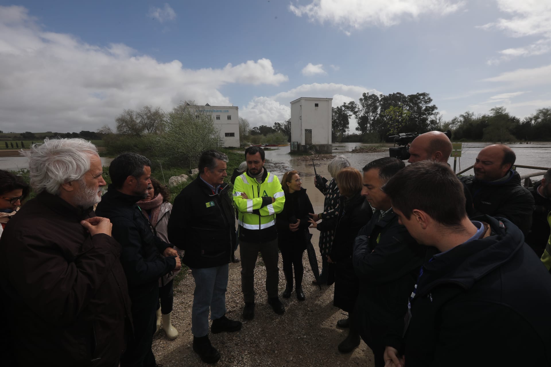Imágenes de la crecida del Guadalete en Jerez: 200 desalojados y trabajo sobre el terreno