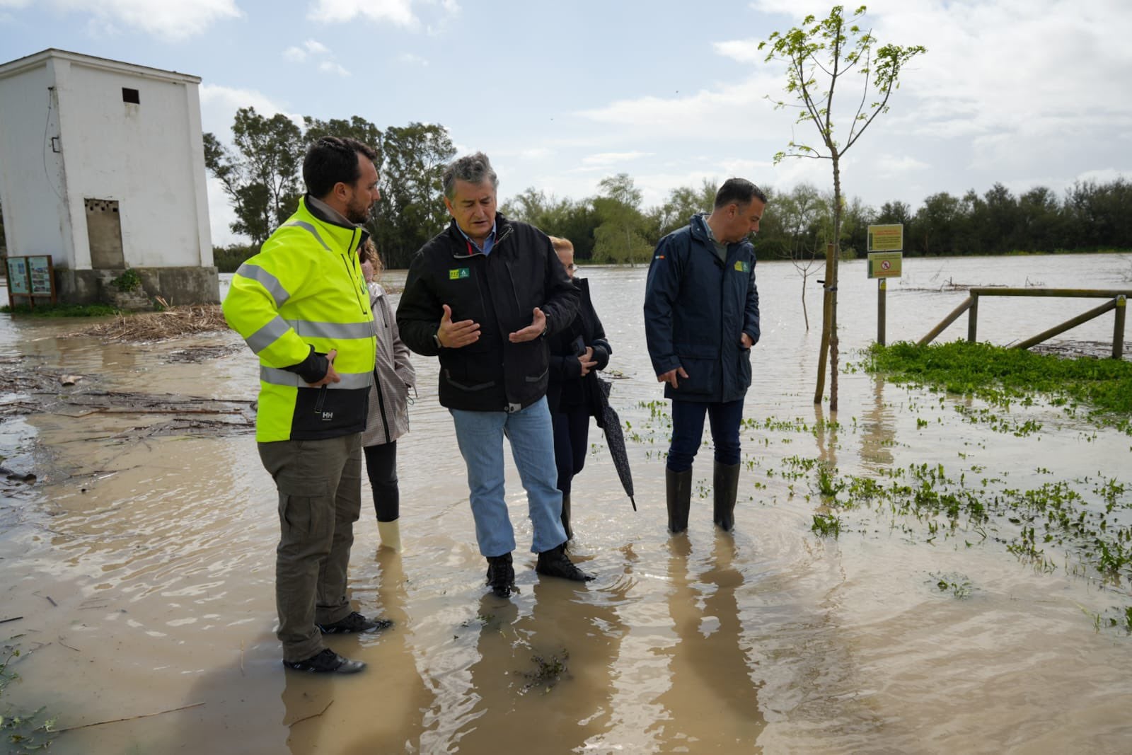 Imágenes de la crecida del Guadalete en Jerez: 200 desalojados y trabajo sobre el terreno