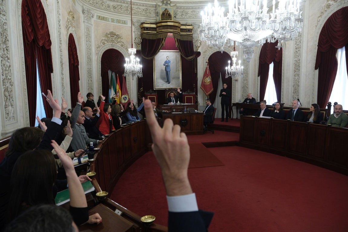 Las imágenes del pleno extraordinario para aprobar los Presupuestos en Cádiz
