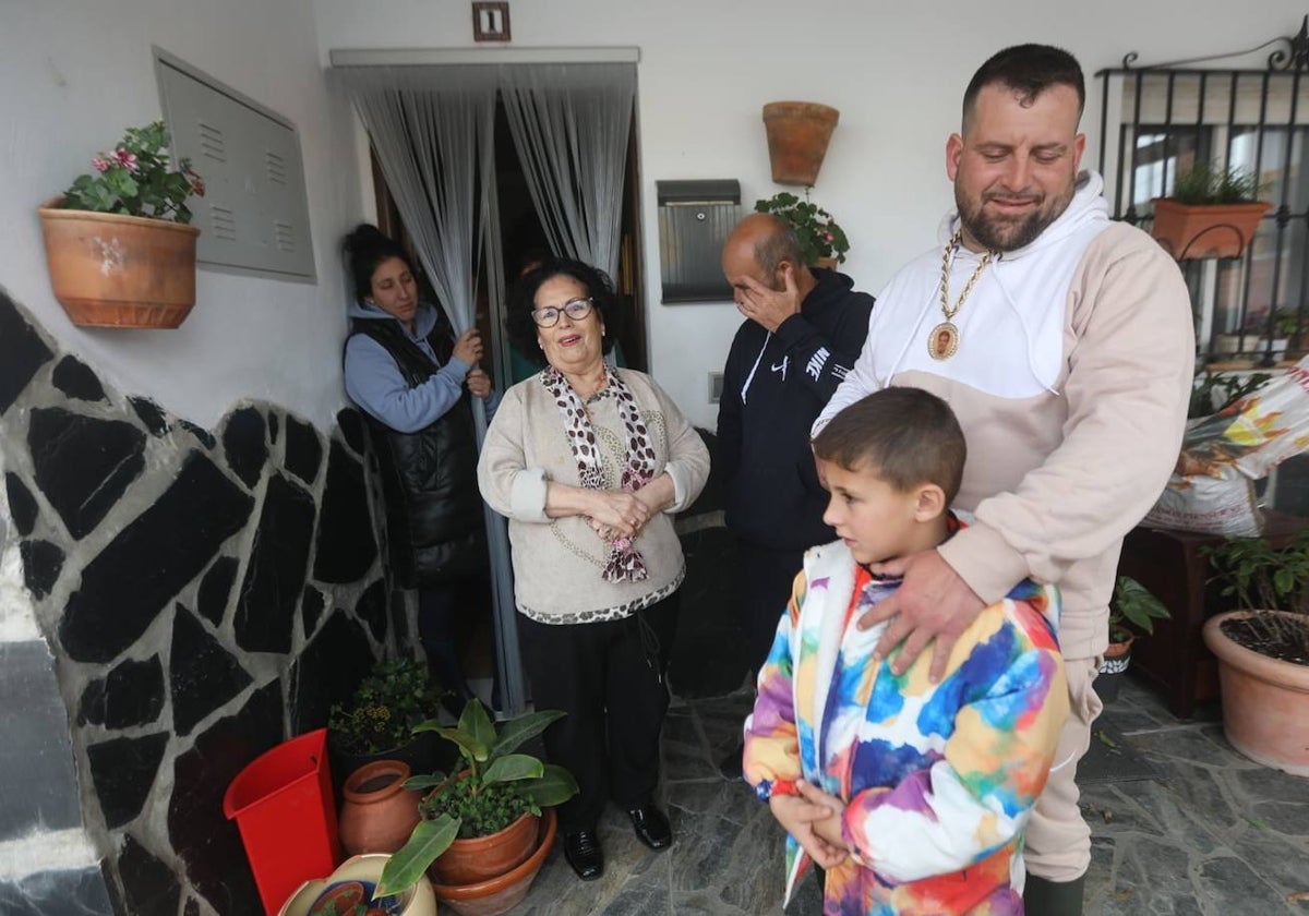 Ana Romero, junto a su familia