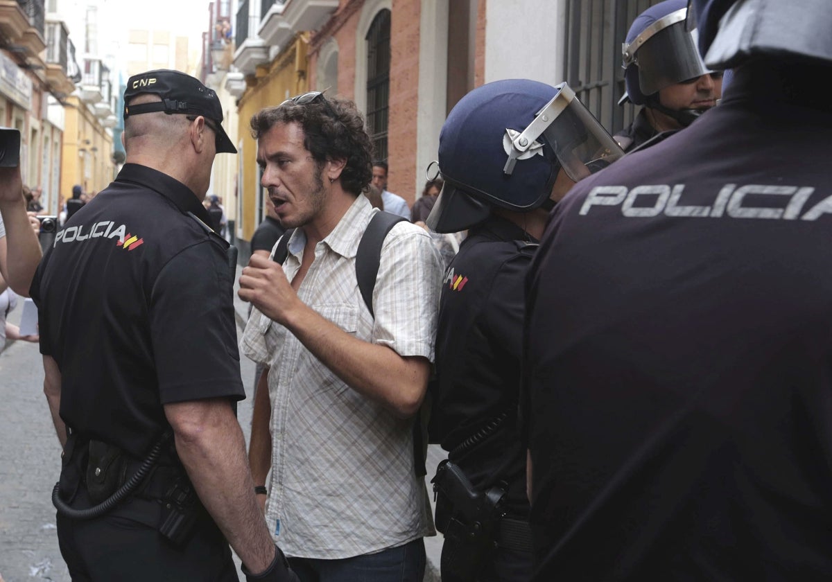 Kichi, en mayo de 2015, a una semana de ser alcalde, intentando mediar en un desahucio en Cádiz.