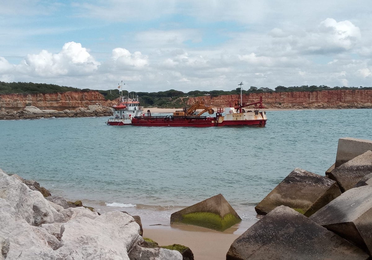 Tareas de dragado del puerto de Conil