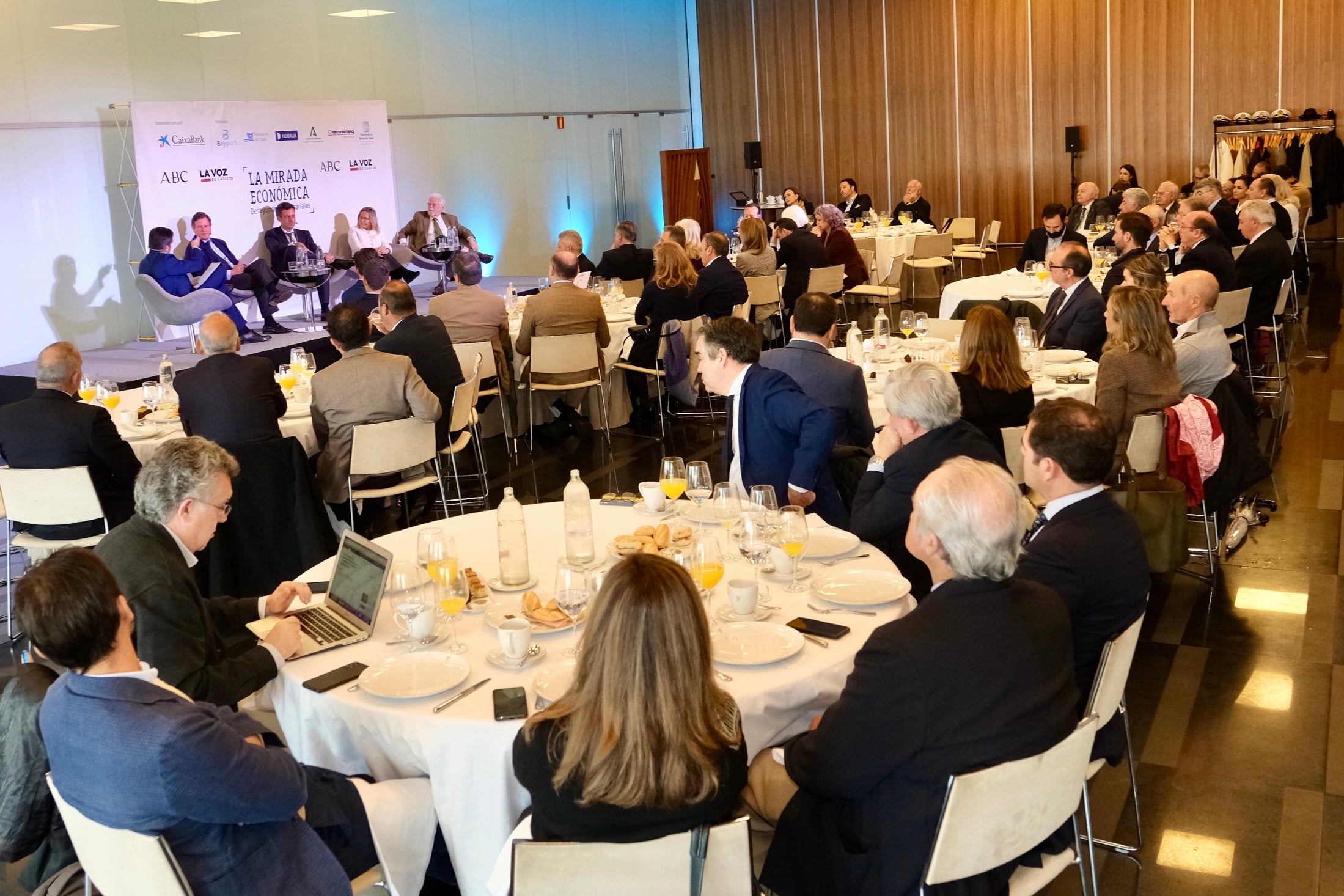 Amplia representación social y política en el foro de debate