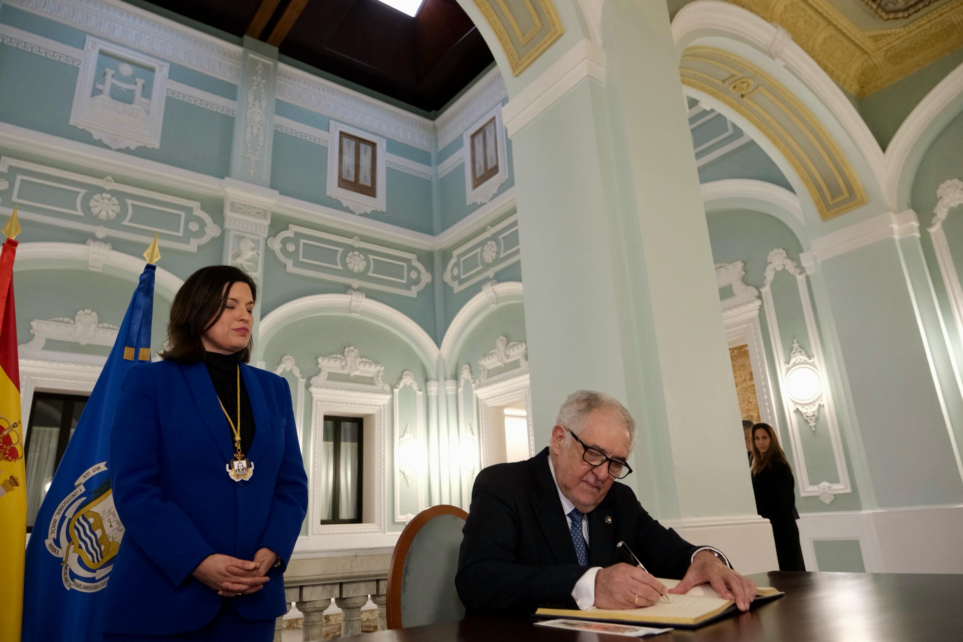 Conde-Pumpido destaca la fortaleza de la Constitución española en su visita a las ciudades que vieron nacer &#039;La Pepa&#039;