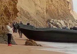 El temporal obliga a unos narcos a dejar abandonada una 'goma' en la playa de Fuente del Gallo en Conil