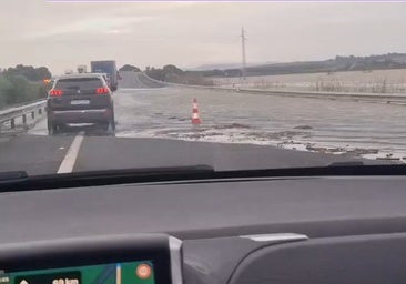 El arroyo de Alocaz se desborda por las fuertes lluvias y provoca el corte total de la autopista Cádiz-Sevilla