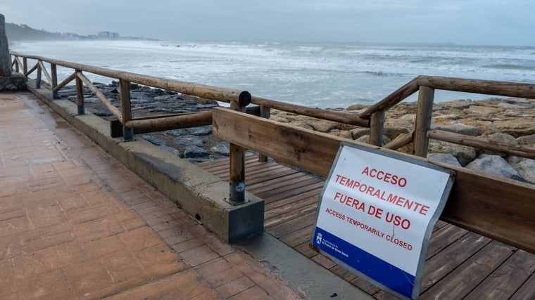 Acceso «temporalmente fuera de uso» en la playa de Fuentebravía